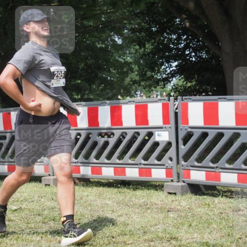 21.06.2025 - 27. Vierlanden-Triathlon KatJ http://msf.ph/oto/8052113 15.06.2025 11:48:15 Ziel 295 meine-sportfotos.de