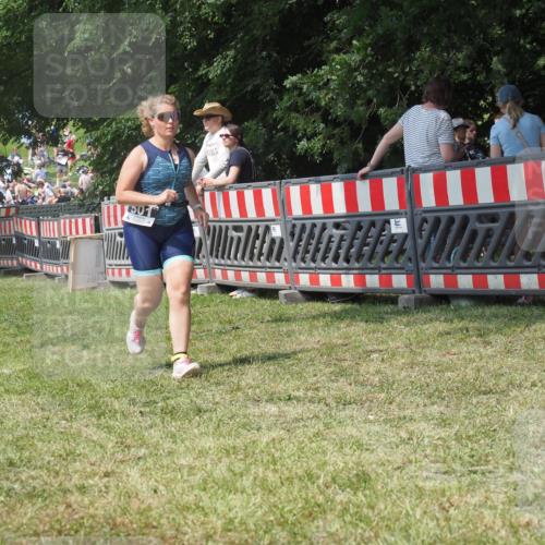 21.06.2025 - 27. Vierlanden-Triathlon KatJ http://msf.ph/oto/8052151 15.06.2025 11:49:15 Ziel 501 meine-sportfotos.de
