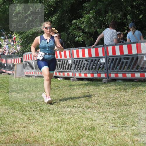 21.06.2025 - 27. Vierlanden-Triathlon KatJ http://msf.ph/oto/8052153 15.06.2025 11:49:15 Ziel 501 meine-sportfotos.de