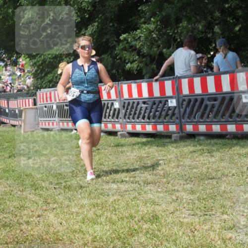 21.06.2025 - 27. Vierlanden-Triathlon KatJ http://msf.ph/oto/8052154 15.06.2025 11:49:16 Ziel 501 meine-sportfotos.de