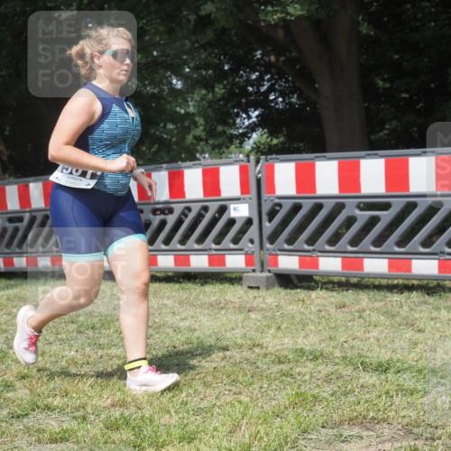 21.06.2025 - 27. Vierlanden-Triathlon KatJ http://msf.ph/oto/8052157 15.06.2025 11:49:17 Ziel 501 meine-sportfotos.de