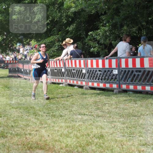 21.06.2025 - 27. Vierlanden-Triathlon KatJ http://msf.ph/oto/8052163 15.06.2025 11:50:10 Ziel 485 meine-sportfotos.de