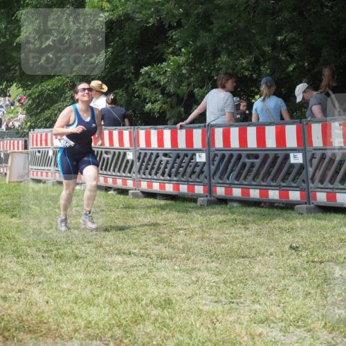 21.06.2025 - 27. Vierlanden-Triathlon KatJ http://msf.ph/oto/8052164 15.06.2025 11:50:11 Ziel 485 meine-sportfotos.de