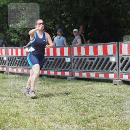 21.06.2025 - 27. Vierlanden-Triathlon KatJ http://msf.ph/oto/8052172 15.06.2025 11:50:12 Ziel 485 meine-sportfotos.de