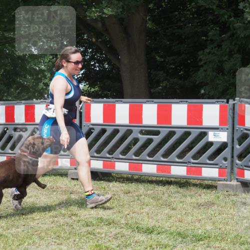21.06.2025 - 27. Vierlanden-Triathlon KatJ http://msf.ph/oto/8052173 15.06.2025 11:50:13 Ziel 485 meine-sportfotos.de