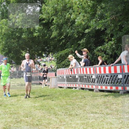 21.06.2025 - 27. Vierlanden-Triathlon KatJ http://msf.ph/oto/8052180 15.06.2025 11:50:57 Ziel 371, 387 meine-sportfotos.de