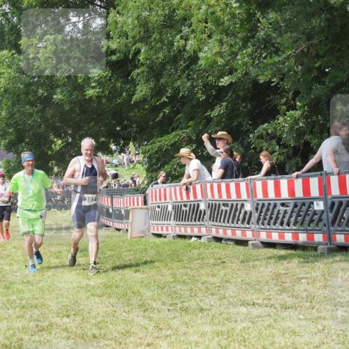 21.06.2025 - 27. Vierlanden-Triathlon KatJ http://msf.ph/oto/8052184 15.06.2025 11:50:58 Ziel 371, 387 meine-sportfotos.de