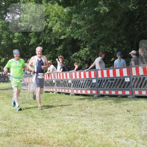 21.06.2025 - 27. Vierlanden-Triathlon KatJ http://msf.ph/oto/8052185 15.06.2025 11:50:59 Ziel 371, 387 meine-sportfotos.de