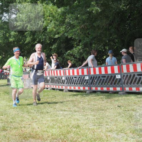 21.06.2025 - 27. Vierlanden-Triathlon KatJ http://msf.ph/oto/8052186 15.06.2025 11:50:59 Ziel 371, 387 meine-sportfotos.de