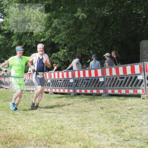 21.06.2025 - 27. Vierlanden-Triathlon KatJ http://msf.ph/oto/8052189 15.06.2025 11:51:00 Ziel 371, 387 meine-sportfotos.de