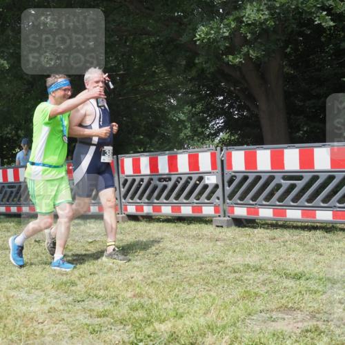 21.06.2025 - 27. Vierlanden-Triathlon KatJ http://msf.ph/oto/8052194 15.06.2025 11:51:01 Ziel 371, 387 meine-sportfotos.de