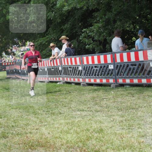 21.06.2025 - 27. Vierlanden-Triathlon KatJ http://msf.ph/oto/8052216 15.06.2025 11:52:25 Ziel 556 meine-sportfotos.de
