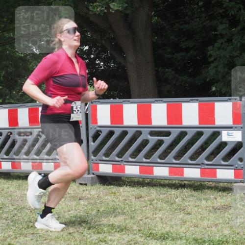 21.06.2025 - 27. Vierlanden-Triathlon KatJ http://msf.ph/oto/8052223 15.06.2025 11:52:28 Ziel 556 meine-sportfotos.de