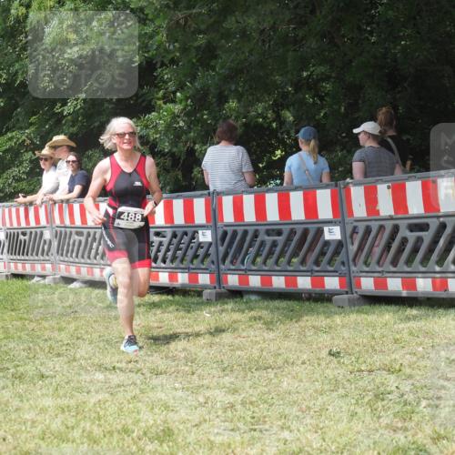 21.06.2025 - 27. Vierlanden-Triathlon KatJ http://msf.ph/oto/8052265 15.06.2025 11:53:07 Ziel 488 meine-sportfotos.de