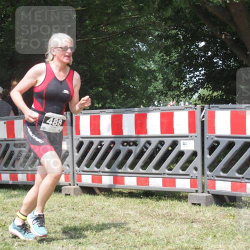 21.06.2025 - 27. Vierlanden-Triathlon KatJ http://msf.ph/oto/8052273 15.06.2025 11:53:08 Ziel 488 meine-sportfotos.de