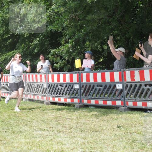 21.06.2025 - 27. Vierlanden-Triathlon KatJ http://msf.ph/oto/8052305 15.06.2025 11:55:03 Ziel 492 meine-sportfotos.de