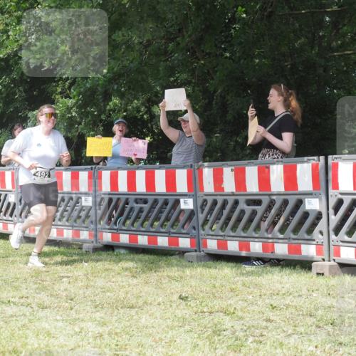 21.06.2025 - 27. Vierlanden-Triathlon KatJ http://msf.ph/oto/8052308 15.06.2025 11:55:04 Ziel 492 meine-sportfotos.de