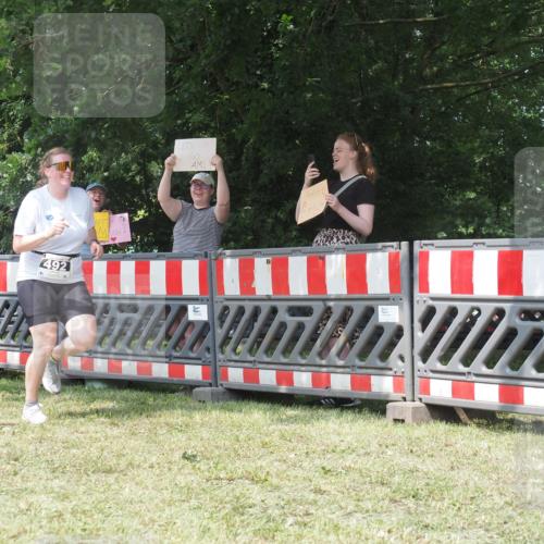 21.06.2025 - 27. Vierlanden-Triathlon KatJ http://msf.ph/oto/8052311 15.06.2025 11:55:04 Ziel 492 meine-sportfotos.de