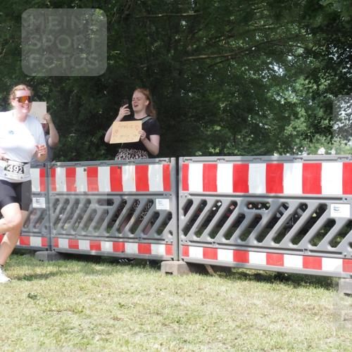 21.06.2025 - 27. Vierlanden-Triathlon KatJ http://msf.ph/oto/8052314 15.06.2025 11:55:04 Ziel 492 meine-sportfotos.de