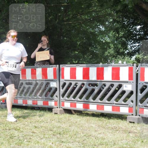 21.06.2025 - 27. Vierlanden-Triathlon KatJ http://msf.ph/oto/8052316 15.06.2025 11:55:05 Ziel 492 meine-sportfotos.de