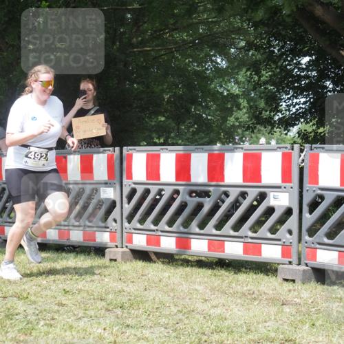 21.06.2025 - 27. Vierlanden-Triathlon KatJ http://msf.ph/oto/8052317 15.06.2025 11:55:05 Ziel 492 meine-sportfotos.de
