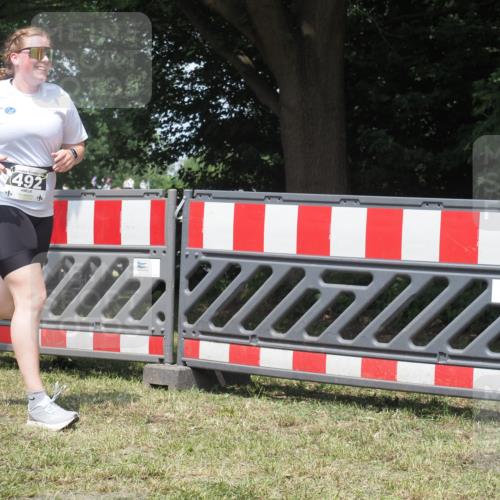 21.06.2025 - 27. Vierlanden-Triathlon KatJ http://msf.ph/oto/8052319 15.06.2025 11:55:05 Ziel 492 meine-sportfotos.de