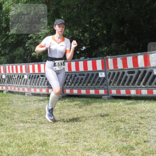 21.06.2025 - 27. Vierlanden-Triathlon KatJ http://msf.ph/oto/8052397 15.06.2025 11:56:21 Ziel 553 meine-sportfotos.de