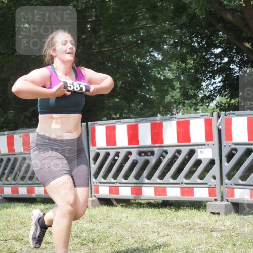 21.06.2025 - 27. Vierlanden-Triathlon KatJ http://msf.ph/oto/8052421 15.06.2025 11:57:00 Ziel 549, 581 meine-sportfotos.de