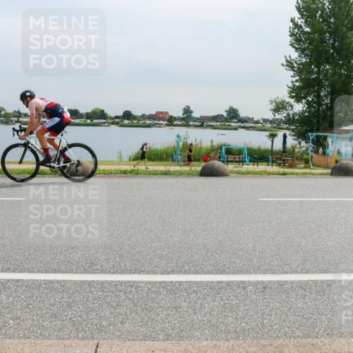 15.06.2025 - 27. Vierlanden-Triathlon H.Heesch http://msf.ph/oto/8052498 15.06.2025 10:59:33 Radfahren 206, 220, 526, 611, 652, 775 meine-sportfotos.de