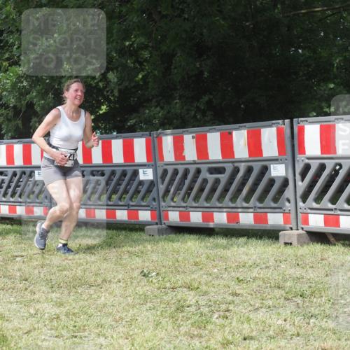 21.06.2025 - 27. Vierlanden-Triathlon KatJ http://msf.ph/oto/8052499 15.06.2025 11:59:02 Ziel 574 meine-sportfotos.de