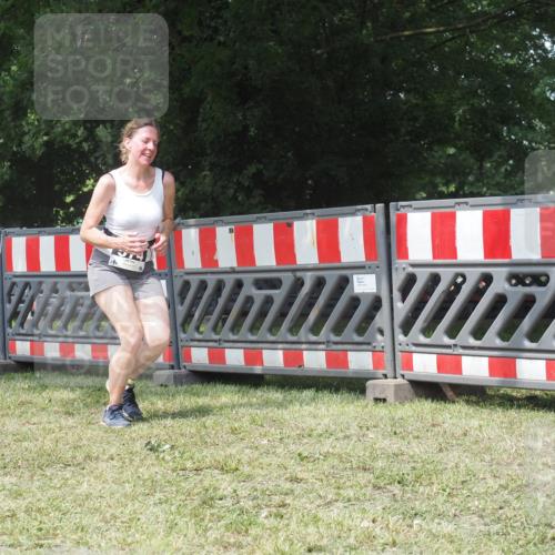 21.06.2025 - 27. Vierlanden-Triathlon KatJ http://msf.ph/oto/8052505 15.06.2025 11:59:02 Ziel 574 meine-sportfotos.de