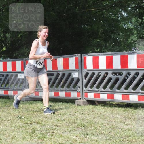21.06.2025 - 27. Vierlanden-Triathlon KatJ http://msf.ph/oto/8052509 15.06.2025 11:59:02 Ziel 574 meine-sportfotos.de