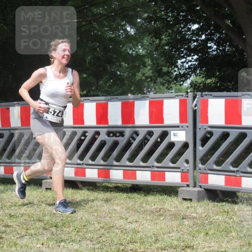 21.06.2025 - 27. Vierlanden-Triathlon KatJ http://msf.ph/oto/8052513 15.06.2025 11:59:03 Ziel 574 meine-sportfotos.de