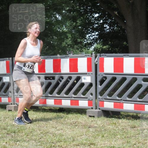 21.06.2025 - 27. Vierlanden-Triathlon KatJ http://msf.ph/oto/8052516 15.06.2025 11:59:03 Ziel 574 meine-sportfotos.de