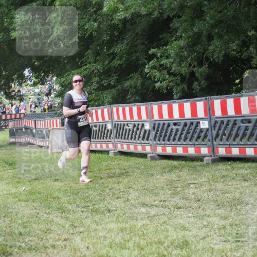 21.06.2025 - 27. Vierlanden-Triathlon KatJ http://msf.ph/oto/8052520 15.06.2025 12:00:51 Ziel 495 meine-sportfotos.de