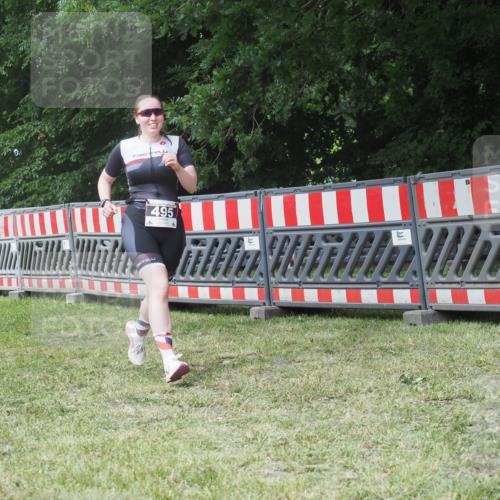 21.06.2025 - 27. Vierlanden-Triathlon KatJ http://msf.ph/oto/8052528 15.06.2025 12:00:52 Ziel 495 meine-sportfotos.de