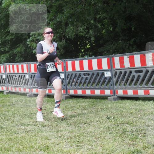 21.06.2025 - 27. Vierlanden-Triathlon KatJ http://msf.ph/oto/8052532 15.06.2025 12:00:52 Ziel 495 meine-sportfotos.de