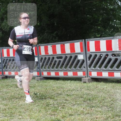 21.06.2025 - 27. Vierlanden-Triathlon KatJ http://msf.ph/oto/8052535 15.06.2025 12:00:52 Ziel 495 meine-sportfotos.de
