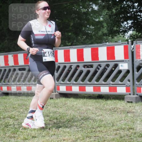 21.06.2025 - 27. Vierlanden-Triathlon KatJ http://msf.ph/oto/8052543 15.06.2025 12:00:53 Ziel 495 meine-sportfotos.de