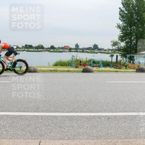 15.06.2025 - 27. Vierlanden-Triathlon H.Heesch http://msf.ph/oto/8052560 15.06.2025 11:00:28 Radfahren 227, 489, 571, 650, 676 meine-sportfotos.de