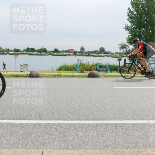 15.06.2025 - 27. Vierlanden-Triathlon H.Heesch http://msf.ph/oto/8052571 15.06.2025 11:00:32 Radfahren 157, 227, 489, 571, 638, 650 meine-sportfotos.de