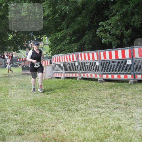 21.06.2025 - 27. Vierlanden-Triathlon KatJ http://msf.ph/oto/8052599 15.06.2025 12:04:43 Ziel 578 meine-sportfotos.de