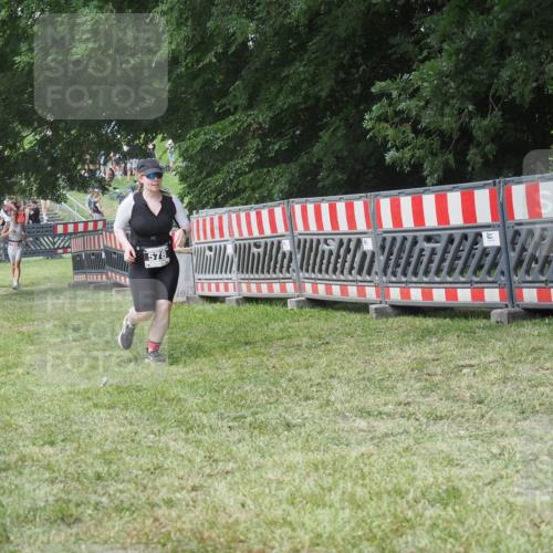 21.06.2025 - 27. Vierlanden-Triathlon KatJ http://msf.ph/oto/8052603 15.06.2025 12:04:44 Ziel 578 meine-sportfotos.de