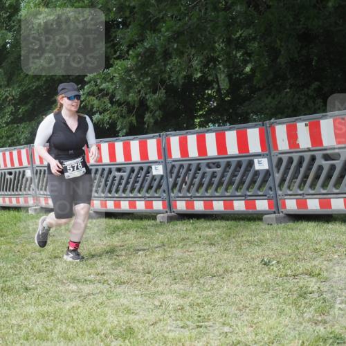 21.06.2025 - 27. Vierlanden-Triathlon KatJ http://msf.ph/oto/8052612 15.06.2025 12:04:45 Ziel 578 meine-sportfotos.de