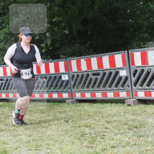 21.06.2025 - 27. Vierlanden-Triathlon KatJ http://msf.ph/oto/8052618 15.06.2025 12:04:46 Ziel 578 meine-sportfotos.de