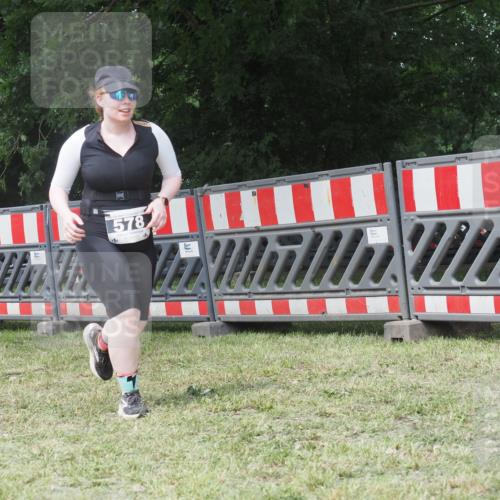 21.06.2025 - 27. Vierlanden-Triathlon KatJ http://msf.ph/oto/8052622 15.06.2025 12:04:46 Ziel 578 meine-sportfotos.de