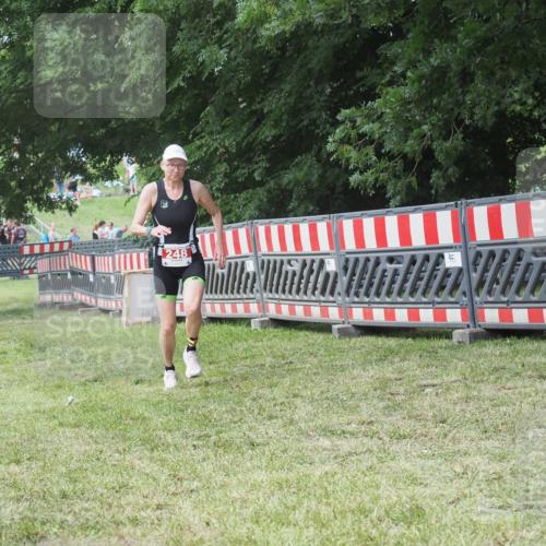 21.06.2025 - 27. Vierlanden-Triathlon KatJ http://msf.ph/oto/8052669 15.06.2025 12:06:18 Ziel 248 meine-sportfotos.de