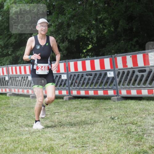 21.06.2025 - 27. Vierlanden-Triathlon KatJ http://msf.ph/oto/8052687 15.06.2025 12:06:19 Ziel 248 meine-sportfotos.de