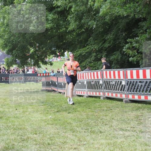 21.06.2025 - 27. Vierlanden-Triathlon KatJ http://msf.ph/oto/8052693 15.06.2025 12:06:59 Ziel 558 meine-sportfotos.de