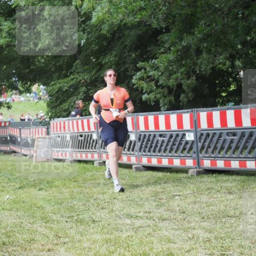 21.06.2025 - 27. Vierlanden-Triathlon KatJ http://msf.ph/oto/8052703 15.06.2025 12:07:00 Ziel 558 meine-sportfotos.de